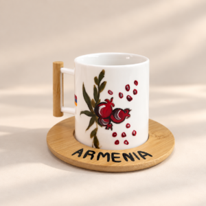 Սուրճի բաժակ՝ «Նուռ» փայտե տակդիրով ☕